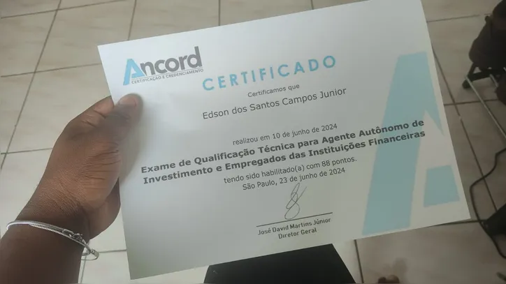 Certificado apresentado por Edson ´para às vítimas para dar credibilidade ao projeto