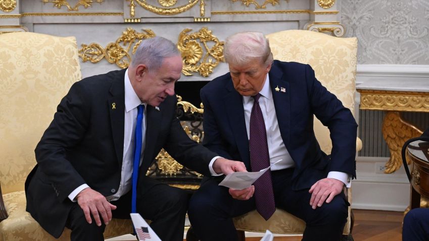 Presidente dos EUA, Donald Trump, e premiê de Israel, Benjamin Netanyahu, se reúnem no Salão Oval de Casa Branca • Benjamin Netanyahu via X