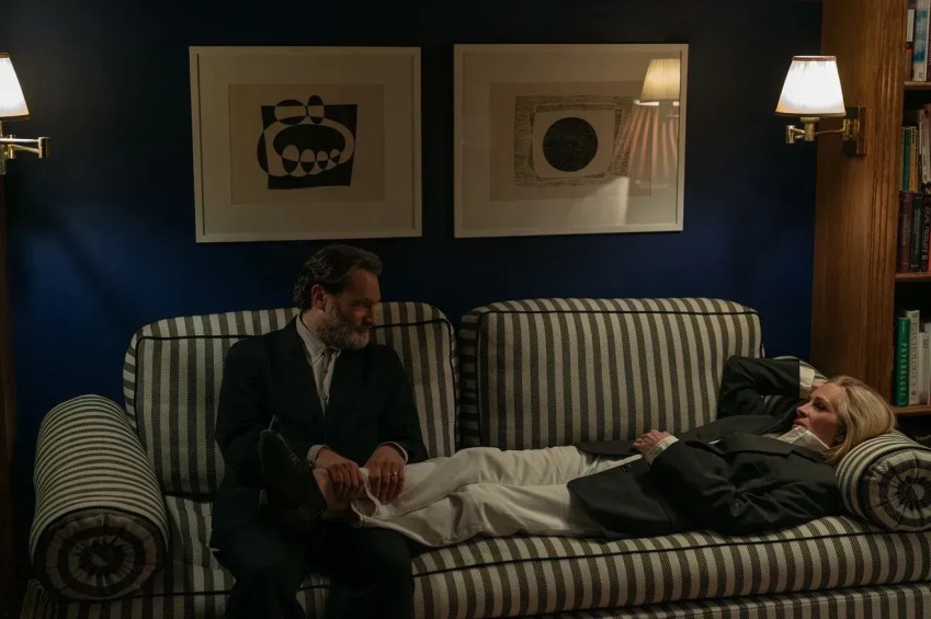 Michael Stuhlbarg e Julia Roberts em "Depois de Caçada" • Yannis Drakoulidis/Amazon MGM Studios