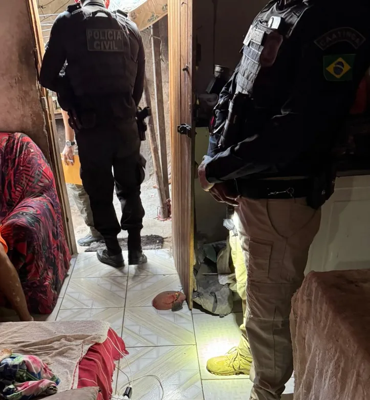 Policiais fizeram buscas em residências