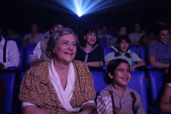 Mauricio e avó Dita em cena no cinema
