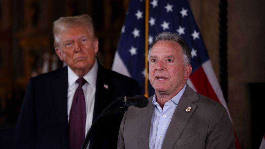 Presidente eleito dos EUA, Donald Trump, ao lado de seu enviado para o Oriente Médio, Steve Witkoff, em Mar-a-Lago, na Flórida. • REUTERS