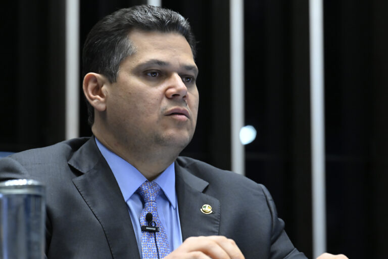 Alcolumbre recua e adia sabatina de Messias no Senado