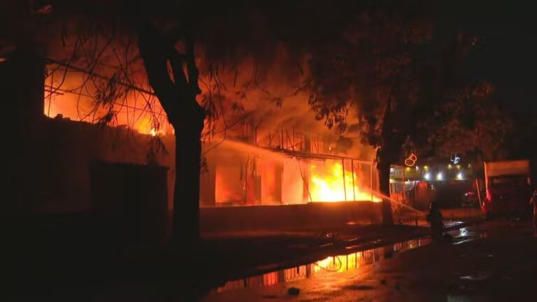 Incêndio de grandes proporções atinge pavilhão da Ceasa