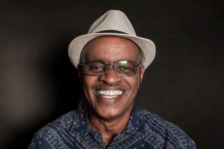 Zulu Araújo lança novo livro e revisita 50 anos de luta antirracista