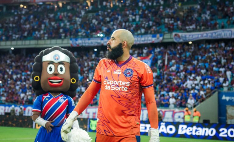 Danilo se emociona em jogo de despedida na Fonte Nova