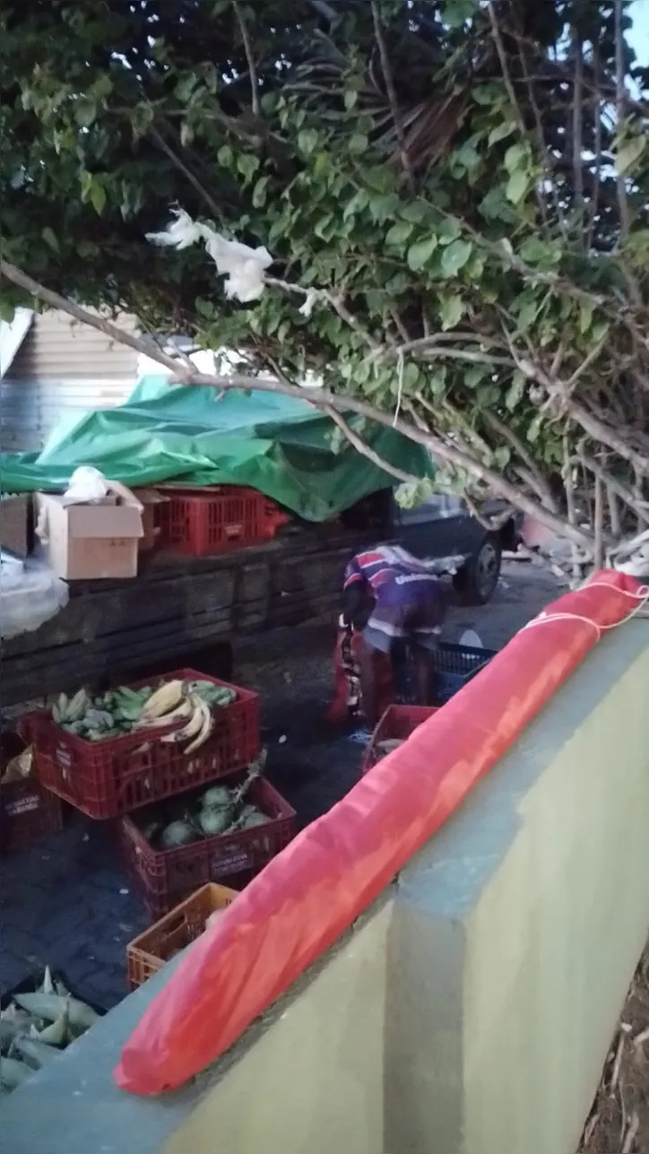 Homem é flagrado ensacando material furtado do prédio