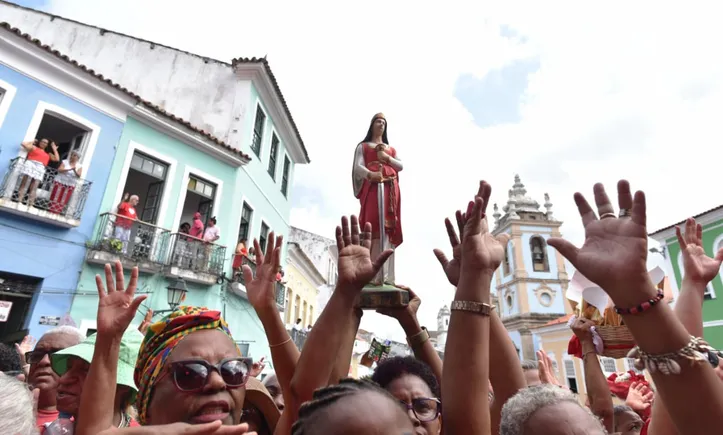 Imagem ilustrativa da imagem Festa de Santa Bárbara movimenta trabalho de ambulantes em Salvador
