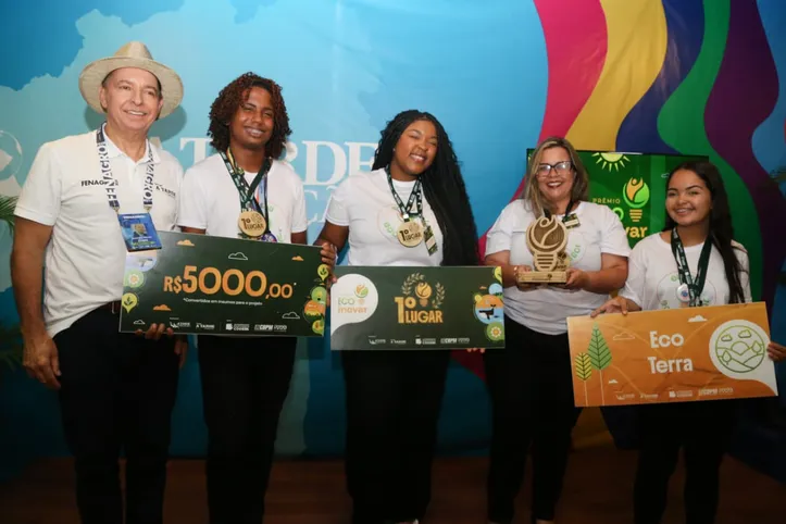 Equipe 'E-Placa e revestimento' ao lado de Luciano Neves, diretor de Relações Institucionais do Grupo A TARDE
