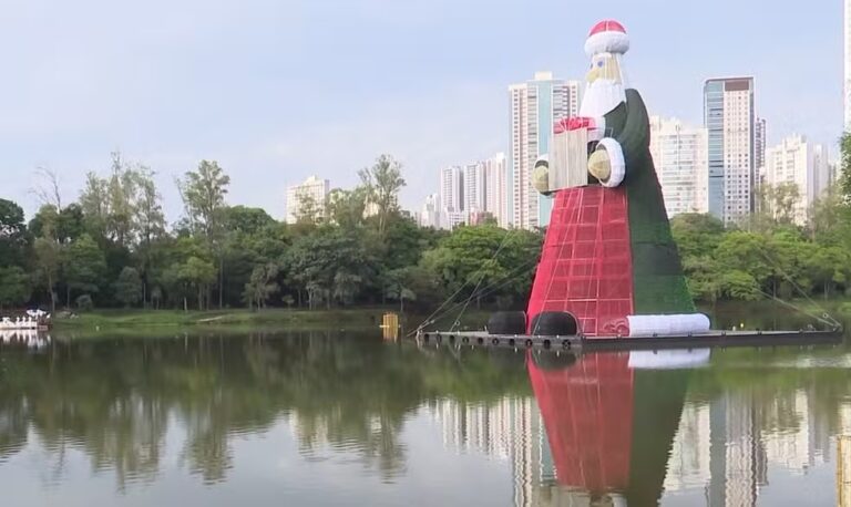 Maior Papai Noel do mundo pesa 15 toneladas e é brasileiro