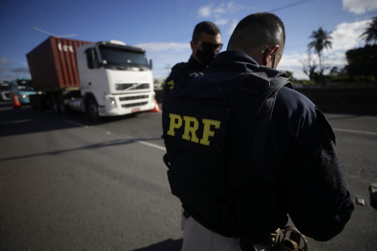 Acidentes deixa mortos e fecha trechos de rodovias na Bahia