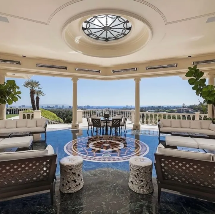 Terraço de mansão à venda por R$ 815 milhões na Califórnia