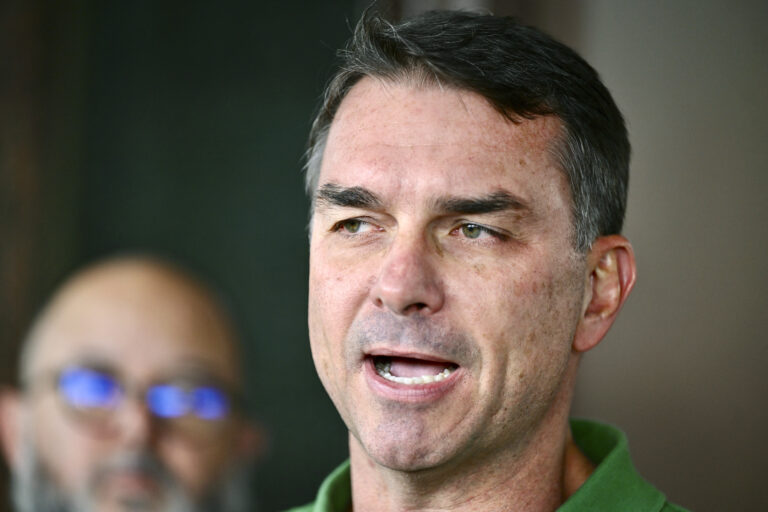 Flávio muda discurso e diz que candidatura ao Planalto é irreversível