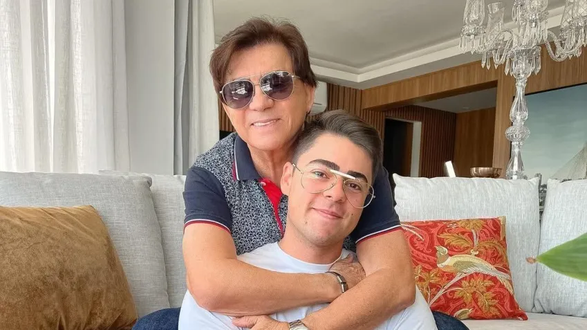 De acordo com o cantor, o pai nunca o exigiu que seguisse a carreira artística como muitos de sua família • Instagram/Enrico