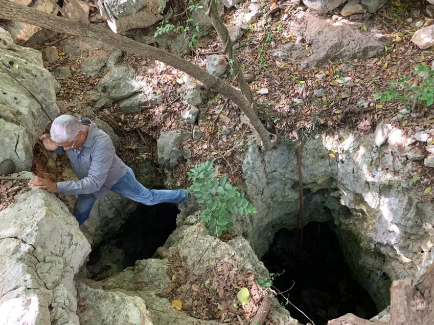 O paleontólogo Juan Almonte Milan foi o primeiro a descobrir a caverna na ilha de Hispaniola • Cortesia de Lázaro Viñola-López