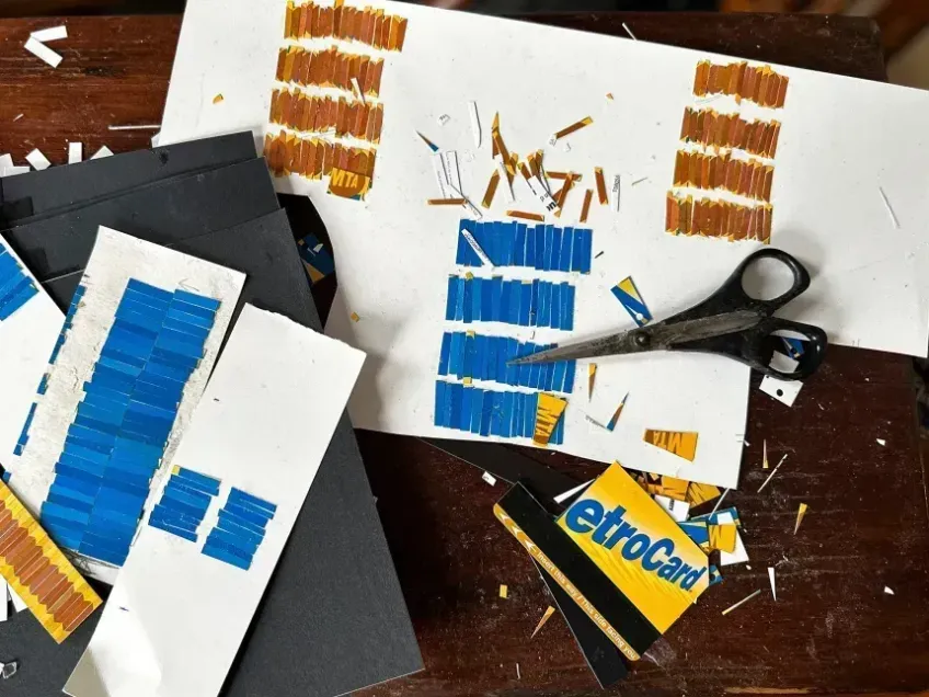 Partes dos MetroCards usados ​​pelo artista nova-iorquino Thomas McKean para criar esculturas e mosaicos são vistas em Manhattan, Nova York, em 27 de janeiro de 2023. • Roselle Chen/Reuters