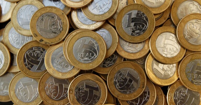 Taxas caem em meio a liquidez reduzida, de olho no cenário fiscal-eleitoral