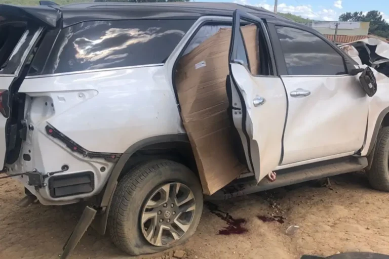 Duas pessoas morrem após batida entre caminhão e caminhonete na BR-030, em Caetité – Acorda Cidade