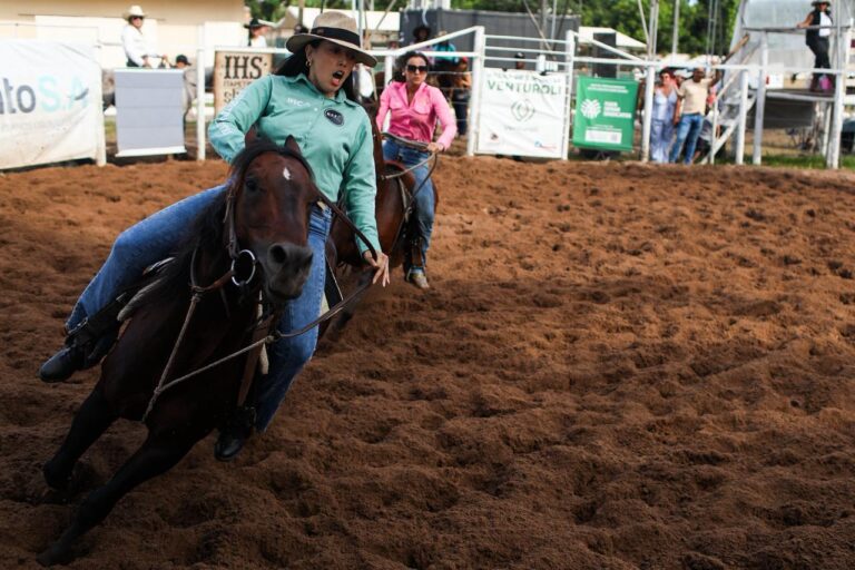 A pista é delas! Mulheres e crianças brilham no Ranch Sorting