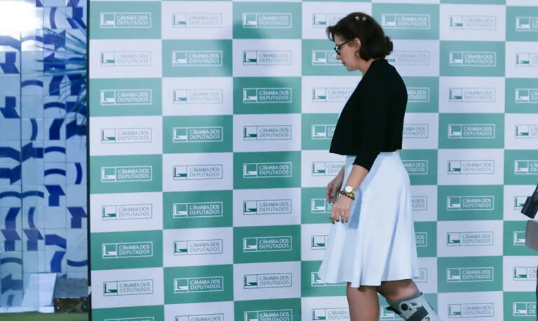 Alexandre de Moraes cassa mandato de Carla Zambelli