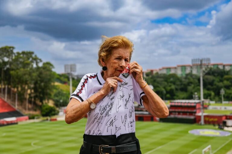 Amor inabalável: Quem é dona Iracema, a torcedora do Vitória que emocionou o país em vídeo viral