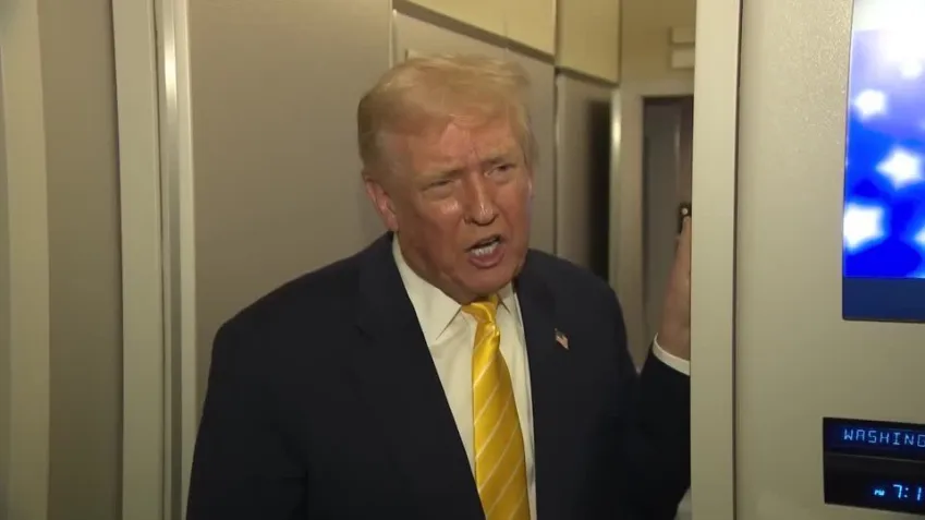 Trump conversa com a imprensa a bordo do Air Force One • Reuters