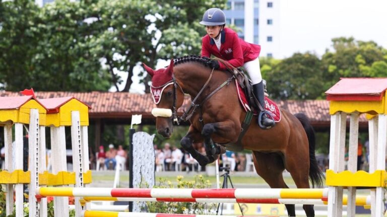 Aos 10 anos, baiana vira bicampeã e faz história no hipismo