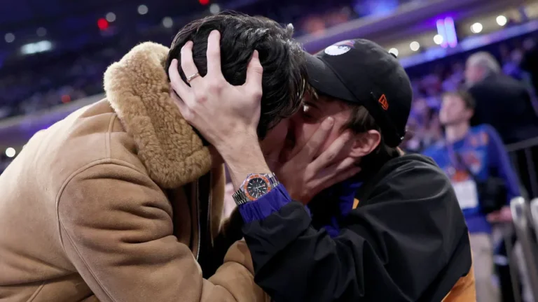 Atores de ‘O Verão Que Mudou Minha Vida’ se beijam durante jogo de basquete nos EUA
