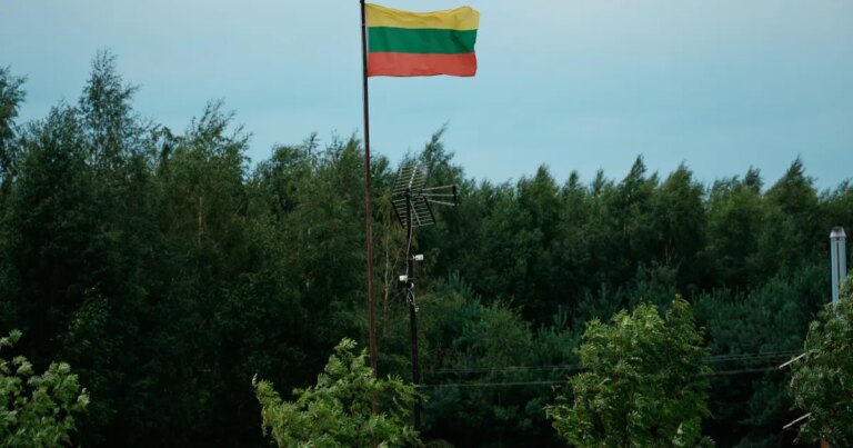 Lituânia declara estado de emergência após invasão de balões de Belarus