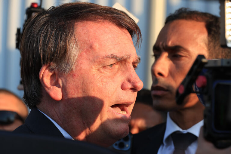Bolsonaro faz novo procedimento cirúrgico contra soluços