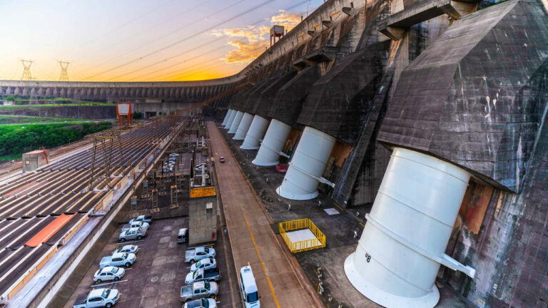 Brasil volta a discutir Tratado de Itaipu após caso de espionagem