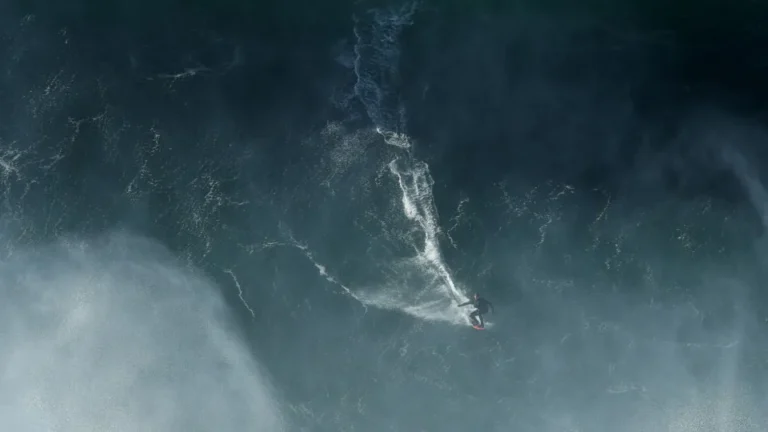 Brasileiro surfa onda próxima a 30 metros em Portugal e desafia recorde mundial