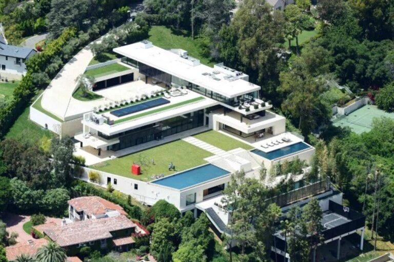 Cantor mais rico do mundo vive em mansão de R$ 530 milhões aos 56 anos