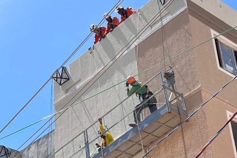Corpo de Bombeiros resgatam trabalhadores presos em altura de 12 metros
