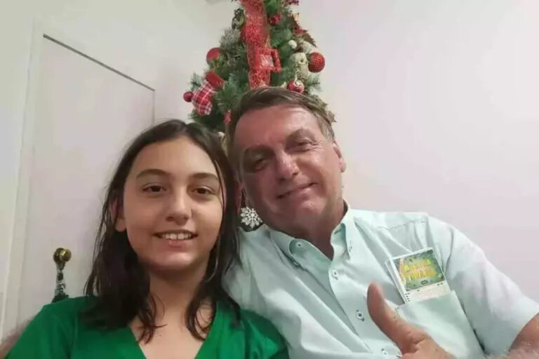 Detalhe chama a atenção durante visita de à Bolsonaro na PF e viraliza