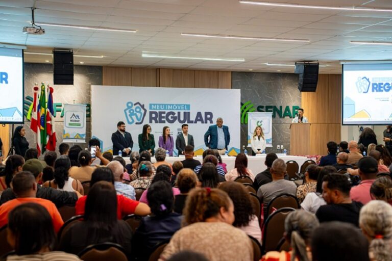 Entrega de títulos garante segurança jurídica a 200 famílias em LEM