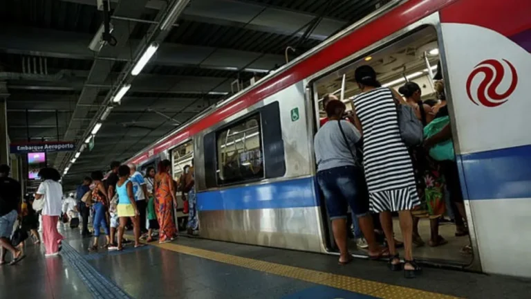 Estações ficam lotadas após problema em trem do metrô de Salvador