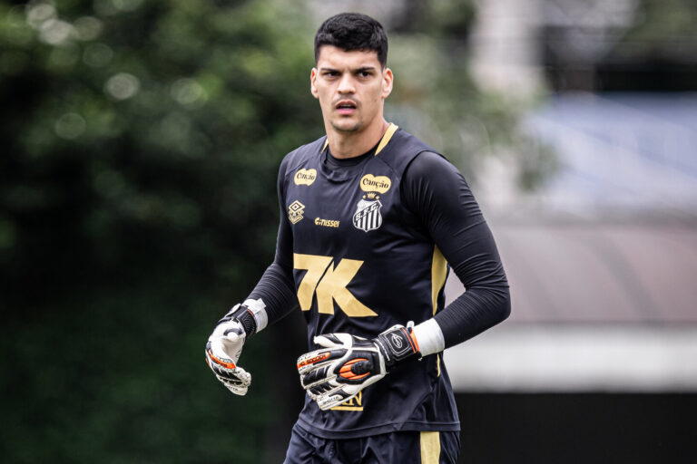 Flamengo prepara investida por Gabriel Brazão, goleiro do Santos