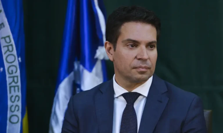 Foragido nos EUA, Ramagem tem salário suspenso pela Câmara