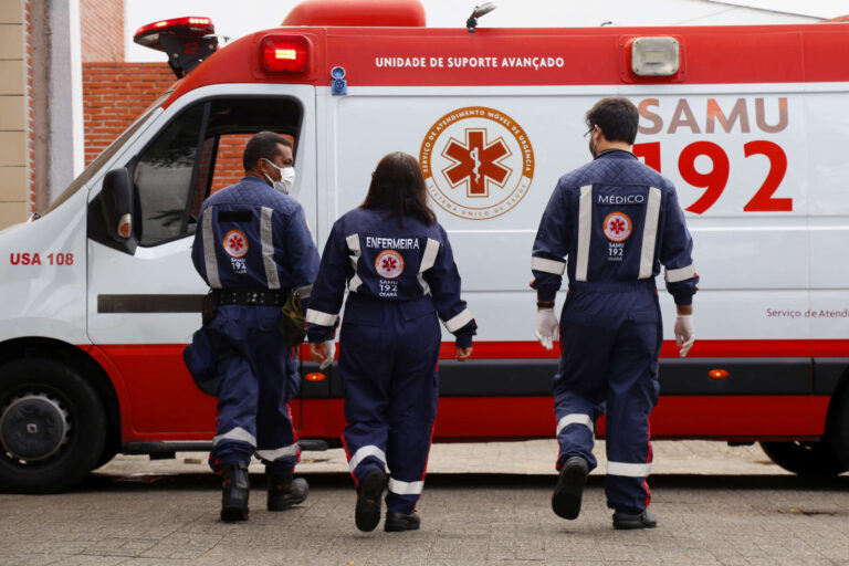 Homem fica gravemente ferido após ser esfaqueado pela companheira