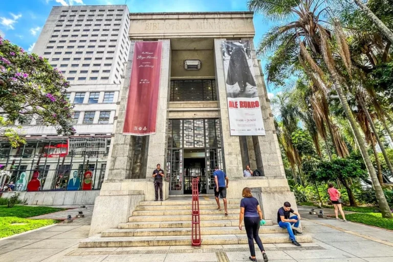 Homens armados invadem biblioteca histórica e levam obras de arte