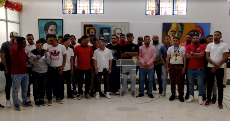 Venezuelanos detidos nos EUA e levados a El Salvador contestam deportação