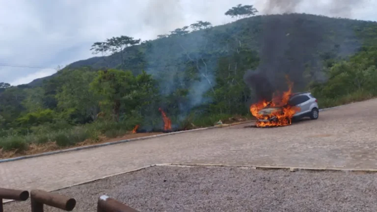 Incêndio atinge veículo na BR-324 após curto-circuito – Acorda Cidade