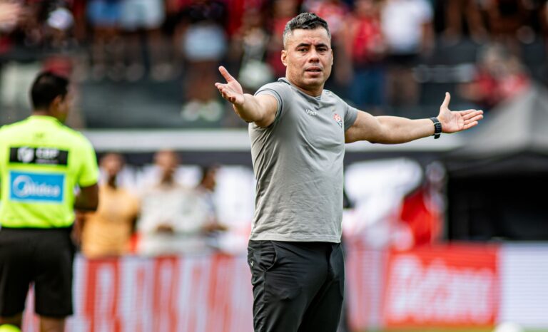 Invasão de campo! Torcedor do Vitória troca desabafos com Jair Ventura