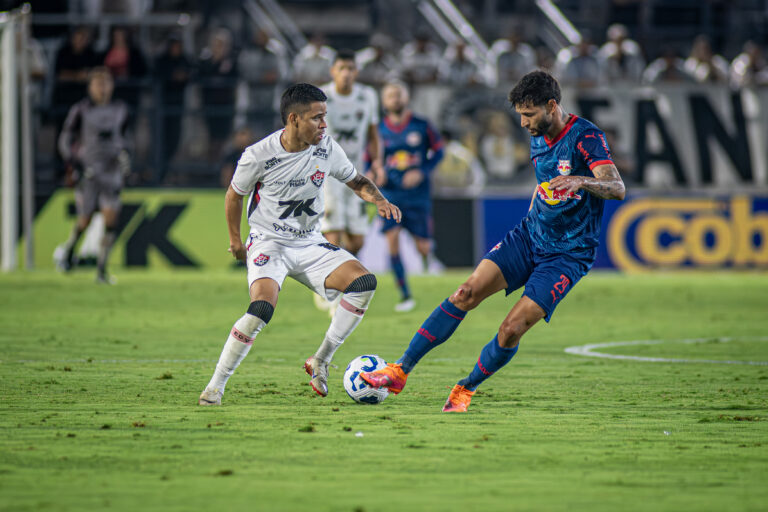 Irreconhecível, Vitória é goleado pelo Bragantino e retorna ao Z-4