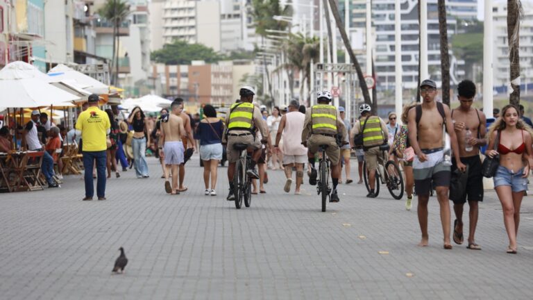 Já viu? Policiais em bicicletas reforçam segurança na orla de Salvador