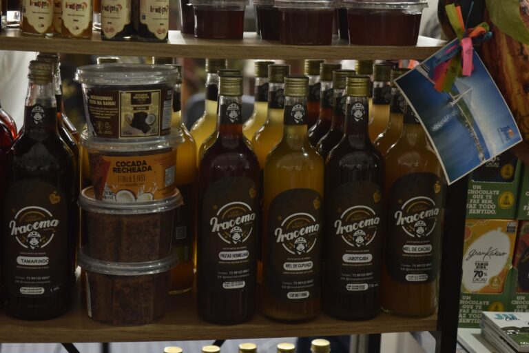 Licor de Ilhéus feito à mão conquista visitantes na Fenagro