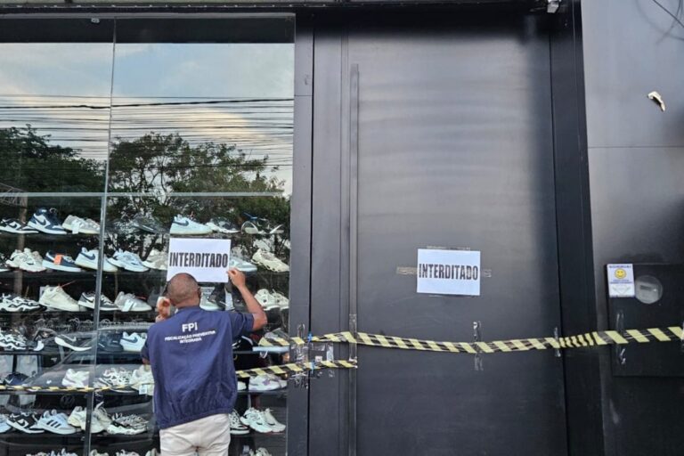 Mais de R$ 2 milhões em produtos falsificados são apreendidos em loja de Feira de Santana