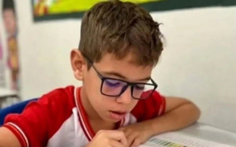 Menino de 9 anos morre após sofrer choque elétrico em praça com decoração natalina