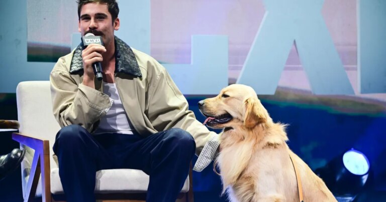 CCXP25: Nicolas Prattes chega em palco com fusca e cachorro; veja